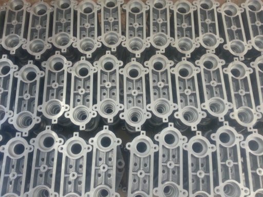 Mehrere identische Metallteile in einer geordneten Anordnung.